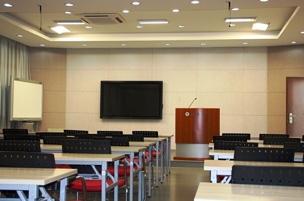 15中學(xué)隔音墻建成后，記者親自到現(xiàn)場體驗隔音效果
